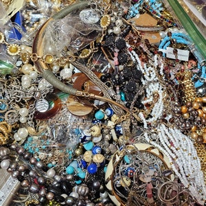 TREASURE HUNT BULK JEWELRY w/VINTAGE PIECES 13#14o