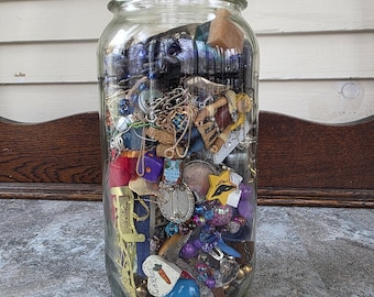 Frasco de tesoros vintage de un cajón de trastos: objetos pequeños vintage, miniaturas, objetos encontrados