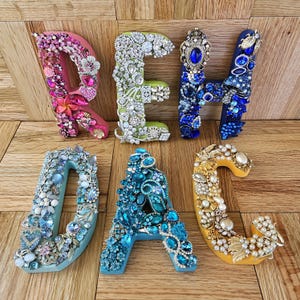 Decoración de pared con letras del alfabeto adornadas con joyas, arte de pared, decoración de dormitorio para niños y adolescentes, monograma, iniciales, arte de joyería reutilizado