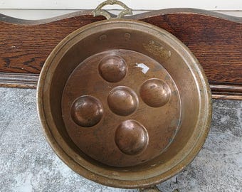 Sartén antigua de cobre para escalfar huevos y caracoles: asas dobles de latón, 5 cavidades.