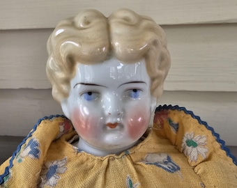 アンティークのドイツ製ブロンドチャイナヘッドドール – 繊細な女性的