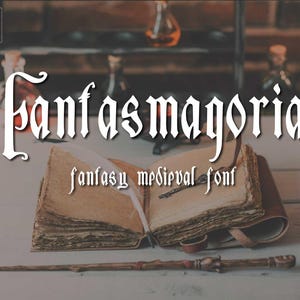 Może przedstawiać: Otwarta, stara książka z piórem i różdżką. Książka zawiera słowo "Fantasmagoria" w gotyckiej czcionce nad słowami "fantasy medieval font". Tło obejmuje butelki z miksturami i drewnianą półkę.
