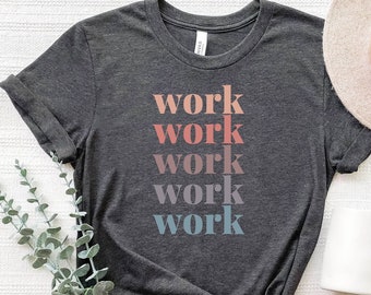 Może przedstawiać: Ciemnoszary t-shirt z krótkim rękawem z napisem work wydrukowanym pięć razy w pionowej kolumnie, przy czym każda linia ma gradient kolorów obejmujący koralowy, wrzosowy, lawendowy i jasnoniebieski.