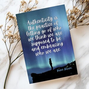 Biglietto con citazione sull'autenticità - Brené Brown - Regalo per la scoperta di sé - Accettare chi siamo - Percorso di recupero - Crescita personale - Biglietto d'ispirazione