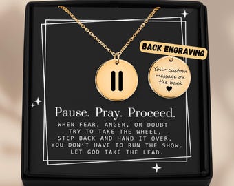 Colar Pray Proceed - Joia de recuperação com gravação personalizada nas costas - Presente de sobriedade - Lembrete espiritual - Programa de 12 etapas