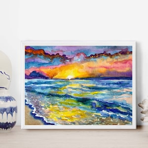 Op de afbeelding: Waterverf schilderij van een zonsondergang boven de oceaan. De lucht is een mix van paars, roze en oranje, met wolken die in het water worden weerspiegeld. De golven zijn een levendig blauw en groen.