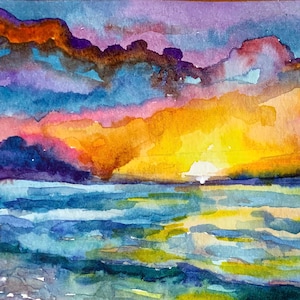 Op de afbeelding: Waterverf schilderij van een zonsondergang boven de oceaan. De lucht is een mix van paars, roze, oranje en geel. Het water is diepblauw met hints van groen en geel.