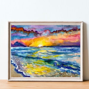 Op de afbeelding: Waterverf schilderij van een zonsondergang boven de oceaan. De lucht is een mix van paars, roze en oranje, met wolken die in het water worden weerspiegeld. De golven zijn blauw en groen, met een zandstrand op de voorgrond.