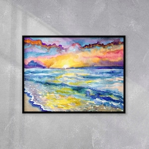 Op de afbeelding: Waterverf schilderij van een zonsondergang boven de oceaan. De lucht is een mix van paars, roze en oranje, met wolken. De oceaan is diepblauw, met golven die breken op de kust. De zon gaat onder in de verte en werpt een gouden gloed over het water.