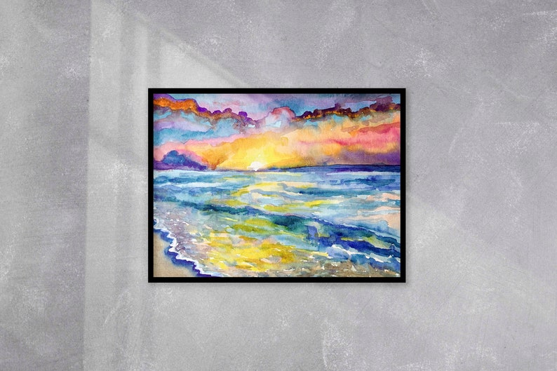Op de afbeelding: Waterverf schilderij van een zonsondergang boven de oceaan. De lucht is een mix van paars, roze en oranje, met wolken. De oceaan is diepblauw, met golven die breken op de kust. De zon gaat onder in de verte en werpt een gouden gloed over het water.