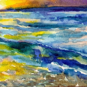 Op de afbeelding: Waterverf schilderij van een zeelandschap met een zonsondergang op de achtergrond. Het water is geschilderd in tinten blauw, groen en geel, met wit schuim aan de onderkant. De lucht is geschilderd in tinten oranje, geel en paars.