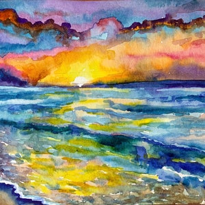 Op de afbeelding: Waterverf schilderij van een zonsondergang boven de oceaan. De lucht is een mix van paars, roze, oranje en geel. Het water is diepblauw met witte golven die aan de kust breken.