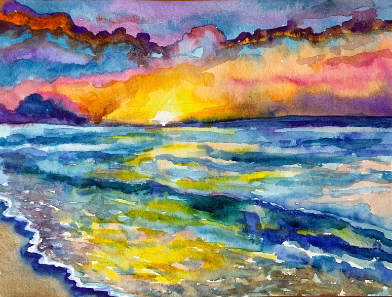 Op de afbeelding: Waterverf schilderij van een zonsondergang boven de oceaan. De lucht is een mix van paars, roze, oranje en geel. Het water is diepblauw met witte golven die aan de kust breken.