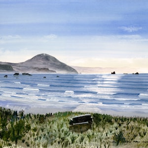 以下が含まれることがあります： 遠くの山、手前のベンチ、青い空に白い雲のあるビーチの風景を描いた水彩画です。