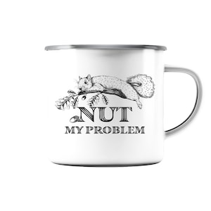 以下が含まれることがあります： 銀色の縁と取っ手のある白いエナメルマグカップ。ナッツを持ったリスの白黒のイラストがマグカップに描かれています。リスの下に「NUT MY PROBLEM」というテキストが印刷されています。