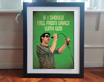 Könnte beinhalten: Ein gerahmter Kunstdruck, der eine Person in einem schwarz-weiß gestreiften T-Shirt und mit Sonnenbrille zeigt, die in ein Mikrofon singt. Der Hintergrund ist grün und trägt den goldenen Schriftzug IF I SHOULD FALL FROM GRACE WITH GOD.