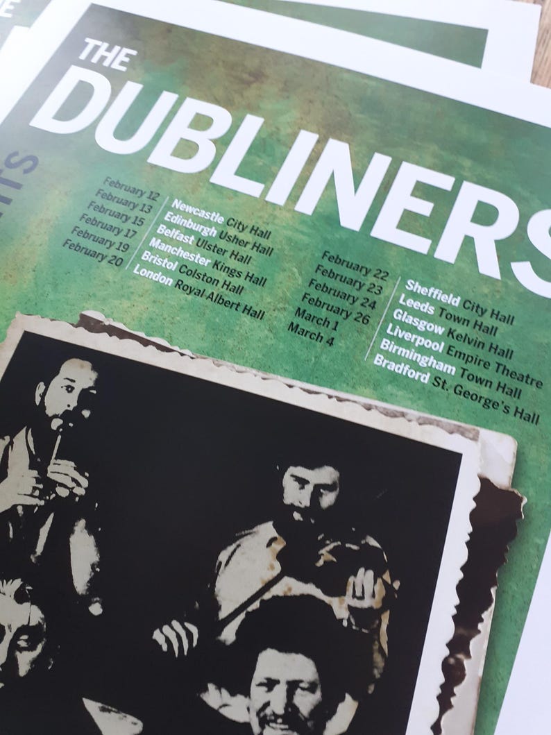 K&ouml;nnte beinhalten: Ein Konzertplakat f&uuml;r The Dubliners mit einem gr&uuml;nen, strukturierten Hintergrund und wei&szlig;em Text, der Tourdaten und Veranstaltungsorte vom 12. Februar bis 4. M&auml;rz auflistet. Unter dem Text befindet sich ein Schwarz-Wei&szlig;-Foto der Bandmitglieder.