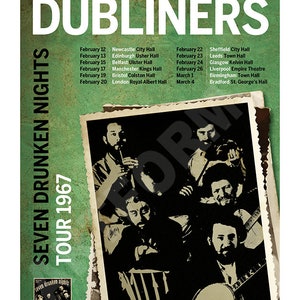 K&ouml;nnte beinhalten: Ein Konzertplakat im Vintage-Stil f&uuml;r die Seven Drunken Nights Tour 1967 von The Dubliners. Der gr&uuml;ne Hintergrund zeigt eine Liste der Tourdaten und Veranstaltungsorte sowie ein zentrales Schwarz-Wei&szlig;-Foto der Bandmitglieder mit Musikinstrumenten.