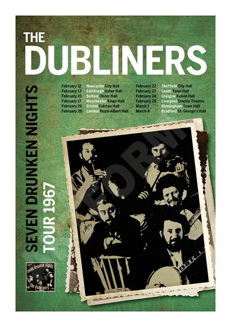 K&ouml;nnte beinhalten: Ein Konzertplakat im Vintage-Stil f&uuml;r die Seven Drunken Nights Tour 1967 von The Dubliners. Der gr&uuml;ne Hintergrund zeigt eine Liste der Tourdaten und Veranstaltungsorte sowie ein zentrales Schwarz-Wei&szlig;-Foto der Bandmitglieder mit Musikinstrumenten.