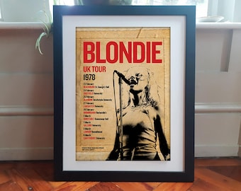 Könnte beinhalten: Ein gerahmtes Poster mit einer schwarz-weißen Grafik eines Sängers am Mikrofon. Der Text lautet BLONDIE UK TOUR 1978, gefolgt von einer Liste von Daten und Veranstaltungsorten in Rot und Schwarz. Der Hintergrund hat eine beige, gealterte Papierstruktur.