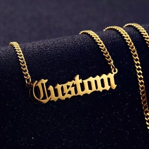 Collar con nombre en inglés antiguo • Collar con nombre personalizado • Collar con nombre • Collar minimalista • Collar con nombre dorado • Collar personalizado.