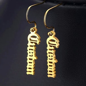 Orecchini pendenti con nome in inglese antico • Orecchini con nome personalizzati • Orecchini con nome • Regalo per lei • Orecchini personalizzati • Orecchini minimalisti.