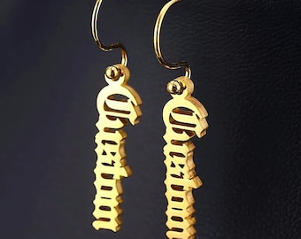 Pendientes colgantes con nombre en inglés antiguo • Pendientes con nombre personalizados • Pendientes con nombre • Regalo para ella • Pendientes personalizados • Pendientes minimalistas.