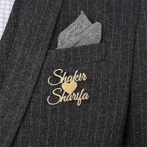 Broche con doble nombre • Broche con nombre personalizado • Broche con nombre decorativo • Broche con insignias y imperdible • Broche personalizado.