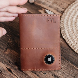 Anpassbare Leder Passport Cover mit eingebauter Apple AirTag Tasche. Nachverfolgbarer Reisepasshalter. Ideales Reisegeschenk für Sie, Ihn, Männer, Frauen