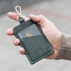 Gepersonaliseerde leren ID-kaarthouder met karabijnhaak - strak, minimalistisch ontwerp voor identiteitskaart en visitekaartje - portemonnee met badge van echt leer
