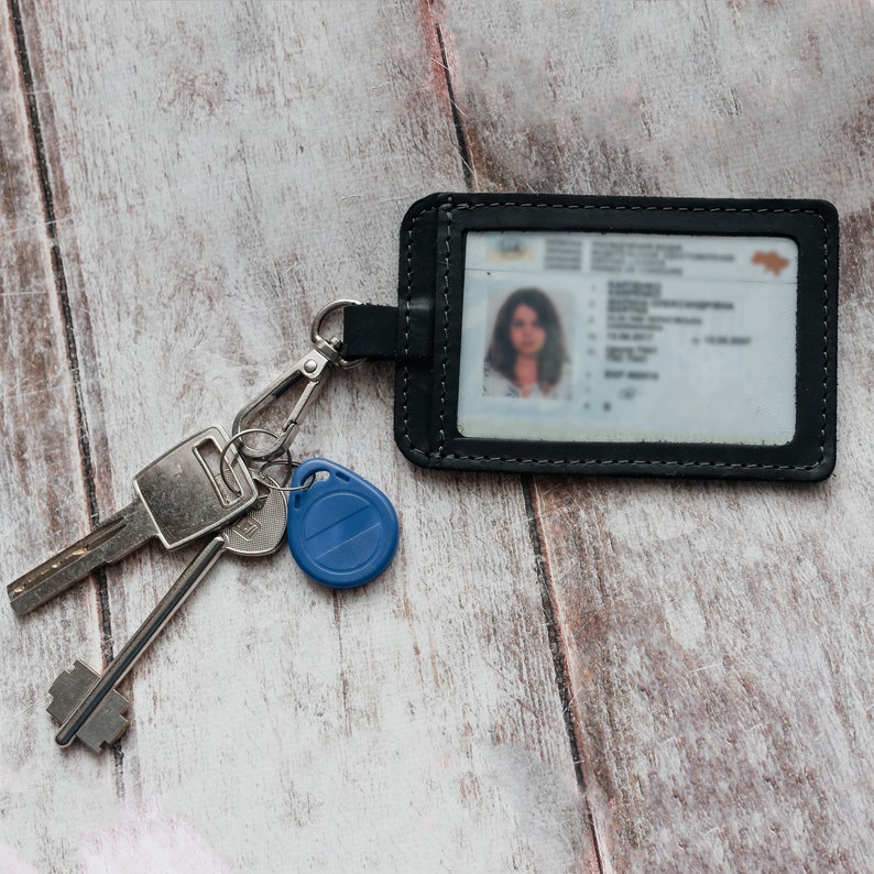 Gepersonaliseerde lederen ID-kaarthouder met sleutelkarabijnhaak Strak minimalistisch ontwerp voor ID en visitekaartje Portemonnee van echt leer met badge afbeelding 8