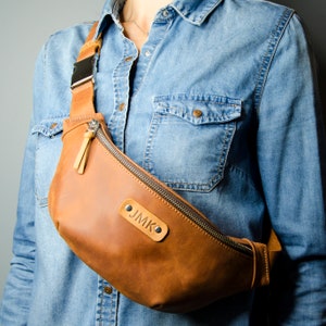 Anpassbare Leder Fanny Pack - Personalisierte Sling Bag - Crossbody Pouch für den täglichen Gebrauch - Unisex Jubiläum oder Geburtstagsgeschenk