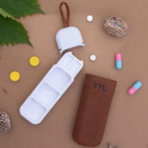 Aangepaste lederen pillendoos voor senioren – gepersonaliseerde dagelijkse medicijnkoffer – cadeau-idee voor ouderen – reispillenhouder met leren hoes
