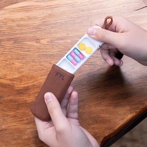 Organiseur de médicaments personnalisé - Porte-pilules avec couverture en cuir pour suppléments ou Rx - Cadeau pour les cuillères et les fans de bien-être, Cadeau pour soins chroniques