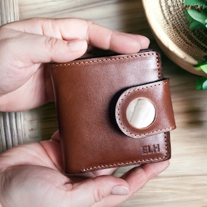 Bonita cartera de cuero artesanal con soporte para Apple AirTag. Minicartera plegable personalizada para efectivo, monedas y tarjetas. Un regalo elegante y práctico.