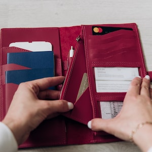 Benutzerdefinierte Leder Reisebrieftasche - AirTag-Steckplatz, Pass- und Karten-Organizer, Münzfach - Geschenk für Sie, Ihn, Jahrestag, Abschlussfeier