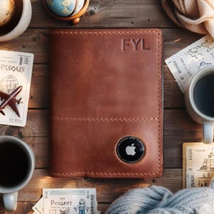 Regalo para viajes familiares: funda de pasaporte de cuero personalizada con ranura para Airtag, ideal para vacaciones, recuerdos de cruceros o viajes de verano, o para reuniones familiares.