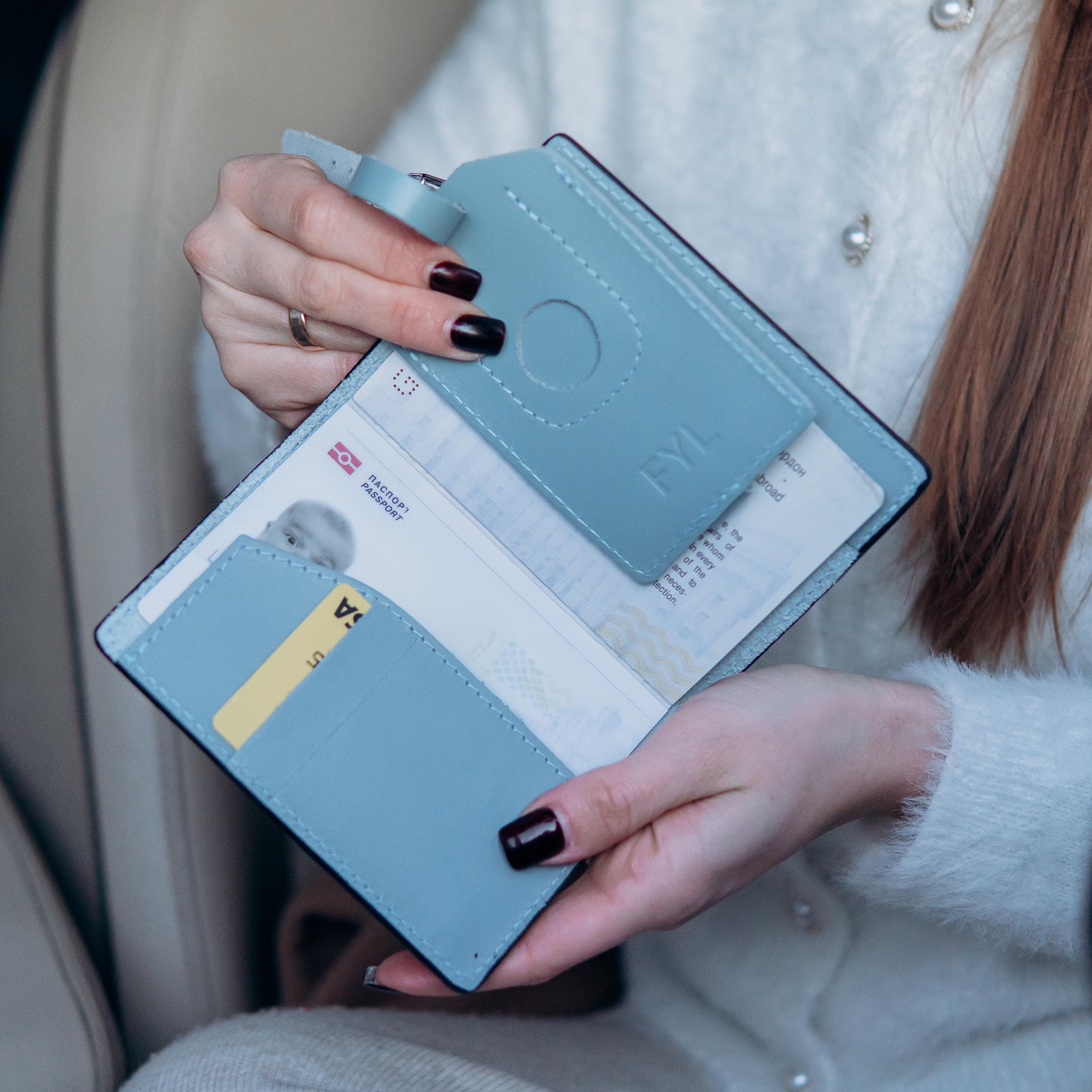 Professional Leather Travel Set - Passport Cover & Luggage Tag with AirTag Pocket - Custom Travel Organizer for Business Trips