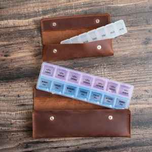 Anpassbare Pillendose aus Leder und Pillenbox aus Kunststoff: 7-Tage-Vitamin-Organizer - Wöchentlicher Meds-Fall - Gesundheits- & Wellnessgeschenk