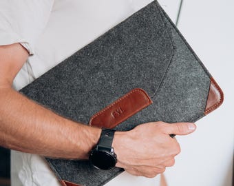 Minimalist MacBook Felt Sleeve with Leather Trim – Air & Pro M1/M2/M3 Case – Protective Laptop Envelope with Pockets