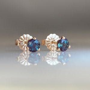 Puces d'oreilles en alexandrite, alexandrite à changement de couleur cultivée en laboratoire sur or rose massif 14 carats, boucles d'oreilles avec pierre de naissance de juin