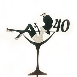 女の子の40歳の誕生日のケーキトッパー/ケーキトッパーSVG/ハッピーバースデーVG/シルエットケーキトッパー女性/プリンセスハッピーバースデー/エレガントなグラスを持つ女の子のトッパー