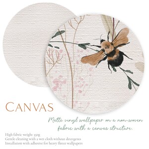 K&ouml;nnte beinhalten: Eine beige und braune Blumen-Tapete mit einer Biene auf einem gr&uuml;nen Stiel. Die Tapete hat eine Leinwandstruktur und ist aus mattem Vinyl. Der Text "Matte Vinyltapete auf einem Vliesstoff mit einer Leinwandstruktur." ist unter dem Bild gedruckt.