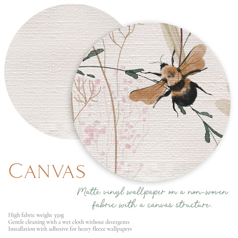K&ouml;nnte beinhalten: Eine beige und braune Blumen-Tapete mit einer Biene auf einem gr&uuml;nen Stiel. Die Tapete hat eine Leinwandstruktur und ist aus mattem Vinyl. Der Text "Matte Vinyltapete auf einem Vliesstoff mit einer Leinwandstruktur." ist unter dem Bild gedruckt.