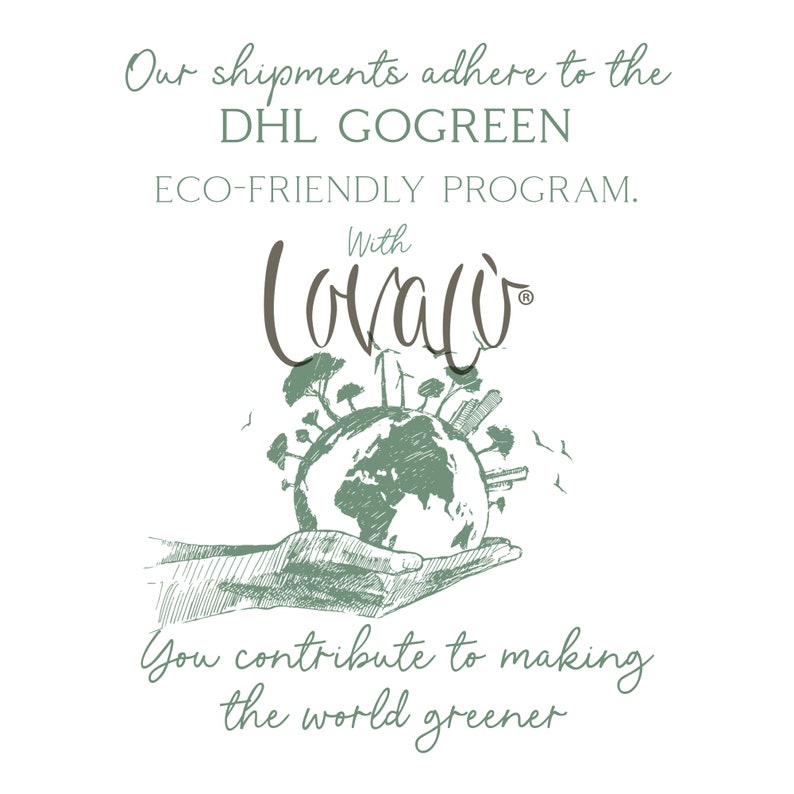 K&ouml;nnte beinhalten: Illustration eines gr&uuml;nen Globus, umgeben von B&auml;umen und Geb&auml;uden, gehalten in zwei H&auml;nden. Der Text "Our shipments adhere to the DHL GOGREEN ECO-FRIENDLY PROGRAM. With Lovalo You contribute to making the world greener" steht unter dem Bild.