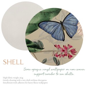 K&ouml;nnte beinhalten: Ein blauer Schmetterling mit braunen F&uuml;hlern und schwarzen Markierungen auf seinen Fl&uuml;geln sitzt auf einer rosa Blume mit gr&uuml;nen Bl&auml;ttern. Der Hintergrund ist eine beige, strukturierte Tapete mit dem Text "Semi-opakes Vinyl-Tapetenpapier auf nicht gewebtem Tr&auml;ger, &auml;hnlich wie Muscheln."