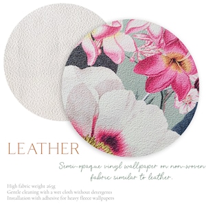 K&ouml;nnte beinhalten: Eine Nahaufnahme einer floralen Tapetenprobe mit einer strukturierten Oberfl&auml;che. Die Tapete ist aus halbtransparenter Vinylfolie auf einem nicht gewebten Stoff, der Leder &auml;hnelt. Der Text "LEATHER" ist auf dem Bild sichtbar. Der Text "High fabric weight 265g" ist ebenfalls sichtbar. Der Text "Semi-opaque vinyl wallpaper on non-woven fabric similar to leather." ist ebenfalls sichtbar. Der Text "Gentle cleaning with a wet cloth without detergents" ist ebenfalls sichtbar. Der Text "Installation with adhesive for heavy fleece wallpapers" ist ebenfalls sichtbar.