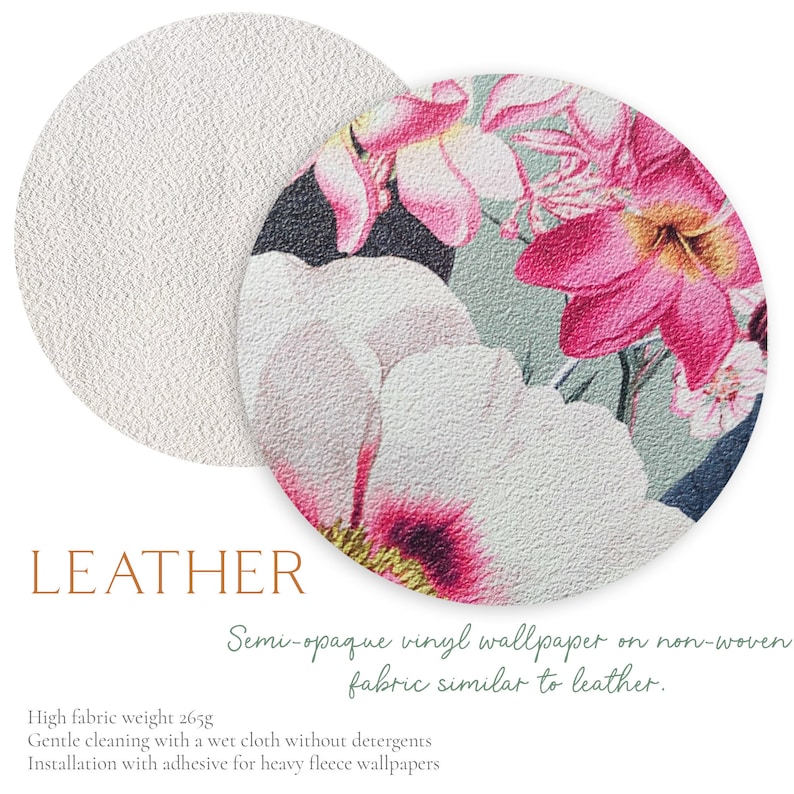 K&ouml;nnte beinhalten: Eine Nahaufnahme einer floralen Tapetenprobe mit einer strukturierten Oberfl&auml;che. Die Tapete ist aus halbtransparenter Vinylfolie auf einem nicht gewebten Stoff, der Leder &auml;hnelt. Der Text "LEATHER" ist auf dem Bild sichtbar. Der Text "High fabric weight 265g" ist ebenfalls sichtbar. Der Text "Semi-opaque vinyl wallpaper on non-woven fabric similar to leather." ist ebenfalls sichtbar. Der Text "Gentle cleaning with a wet cloth without detergents" ist ebenfalls sichtbar. Der Text "Installation with adhesive for heavy fleece wallpapers" ist ebenfalls sichtbar.