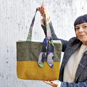 la borsa è tenuta tra le mani dalla creatrice