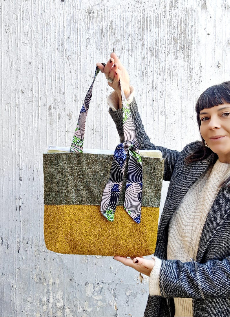 la borsa è tenuta tra le mani dalla creatrice